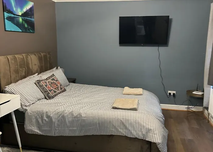 Amazing Ground Floor One Bedroom Apartment Forest Road